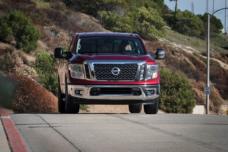 Nissan Titan II, Пикап одинарная кабина — вид спереди