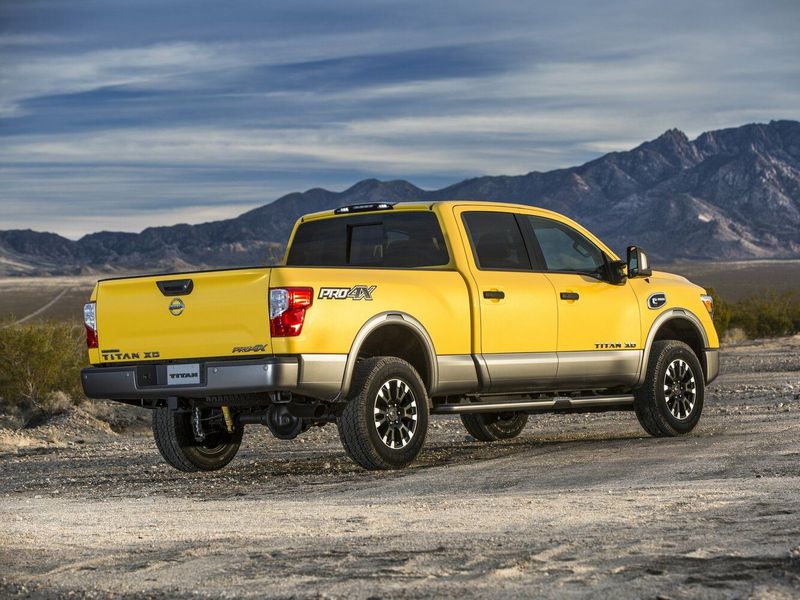 Nissan Titan II, Пикап двойная кабина — вид сзади справа