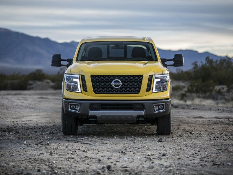 Nissan Titan II, Пикап двойная кабина — вид спереди
