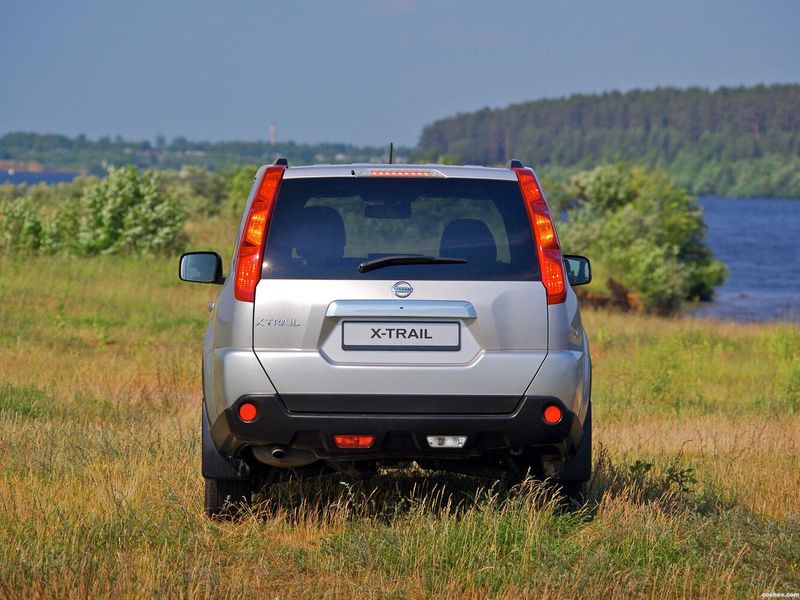 Nissan X-Trail ثانياً، دفع رباعي 5 أبواب — منظر خلفي