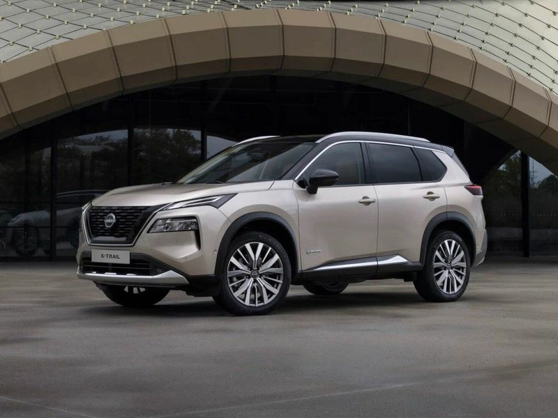 Nissan X-Trail رابعاً، دفع رباعي 5 أبواب — منظر أمامي بزاوية ثلاثة أرباع