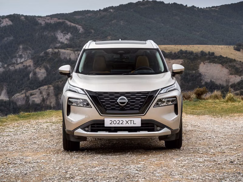 Nissan X-Trail رابعاً، دفع رباعي 5 أبواب — منظر أمامي