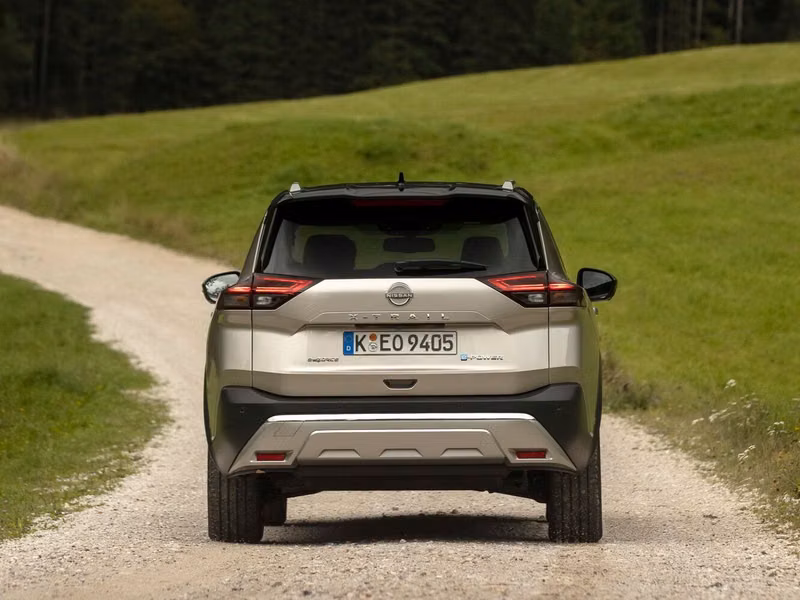 Nissan X-Trail رابعاً، دفع رباعي 5 أبواب — منظر خلفي