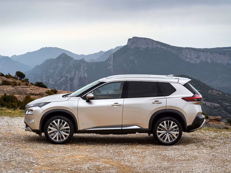 Nissan X-Trail رابعاً، دفع رباعي 5 أبواب — منظر من الجانب الأيمن