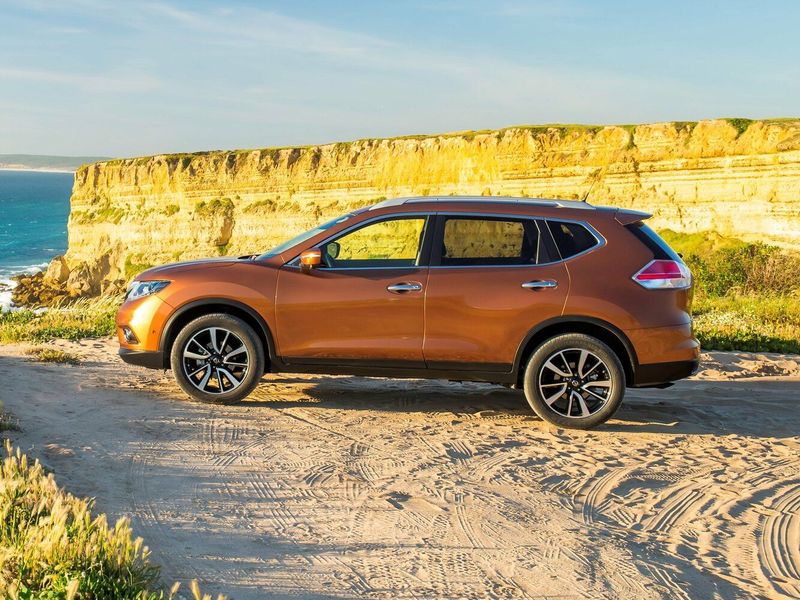 Nissan X-Trail ثالثاً، دفع رباعي 5 أبواب — منظر من الجانب الأيسر