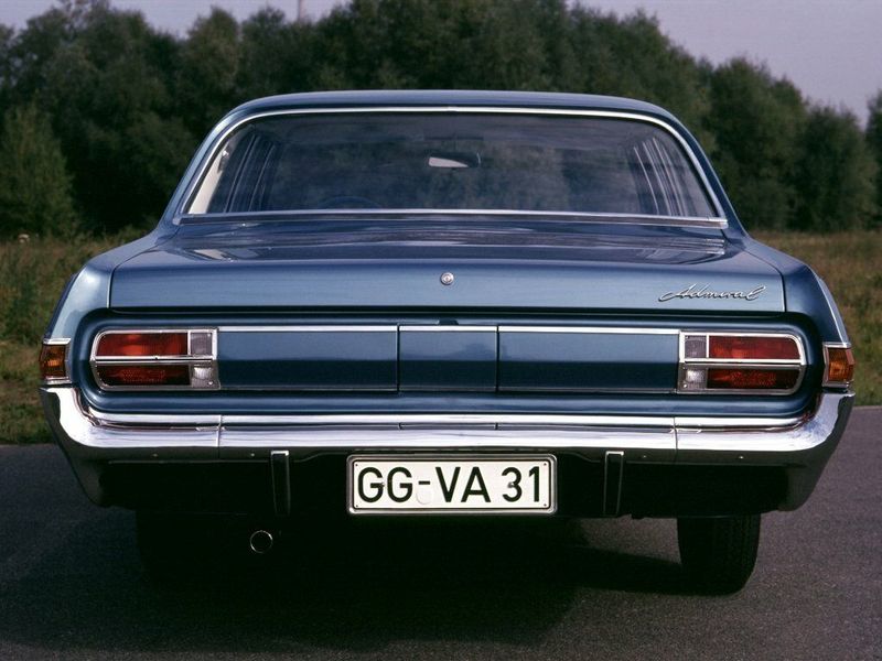 Opel Admiral A، سيدان — منظر خلفي