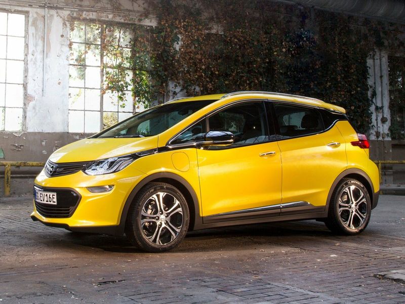 Opel Ampera II، هاتشباك 5 أبواب — منظر أمامي أيمن