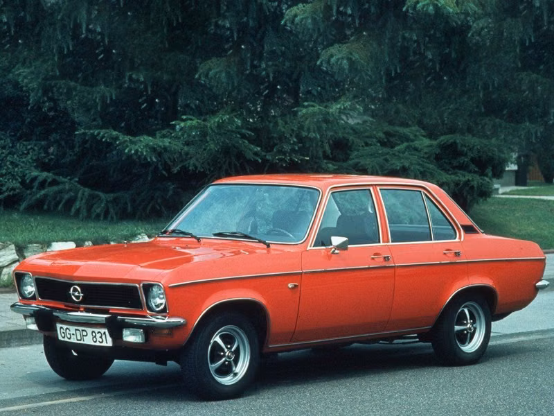 Opel Ascona A، سيدان — منظر أمامي أيسر