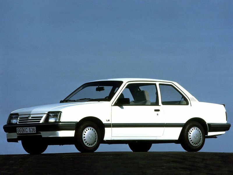 Opel Ascona C، كوبيه — منظر أمامي أيمن