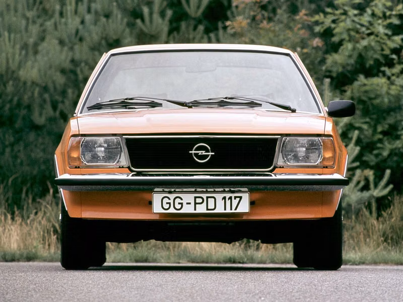 Opel Ascona B، سيدان ببابين — منظر أمامي