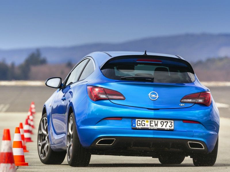 Opel Astra OPC J، هاتشباك 3 أبواب — منظر خلفي أيسر