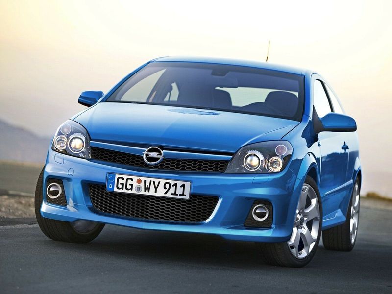 Opel Astra OPC H، هاتشباك 3 أبواب — منظر أمامي أيسر