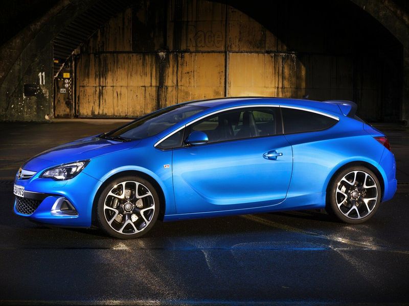 Opel Astra OPC J، هاتشباك 3 أبواب — منظر أمامي أيسر