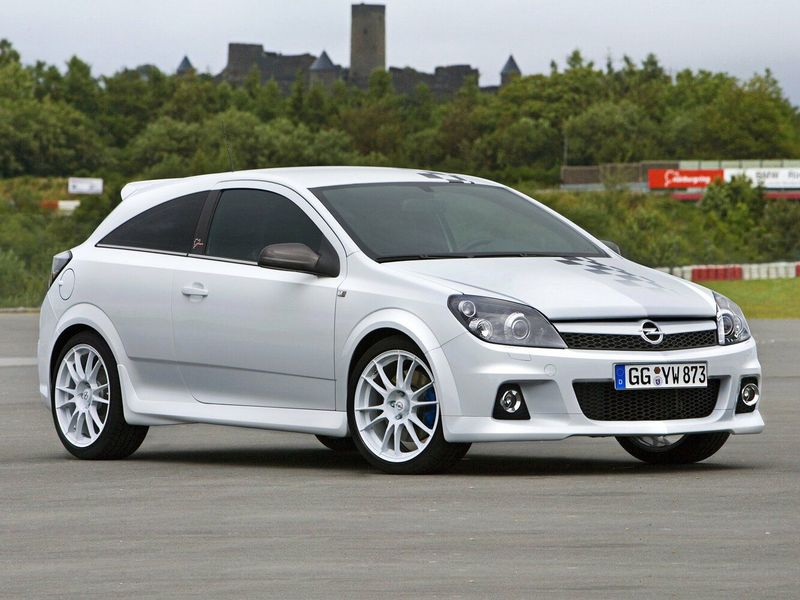 Opel Astra OPC H، هاتشباك 3 أبواب — منظر أمامي أيمن