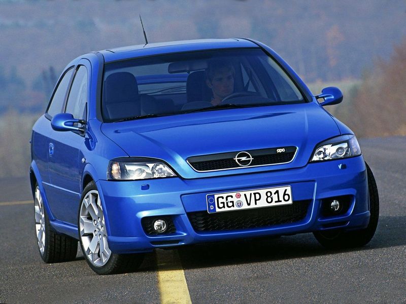 Opel Astra OPC G تجميل الوجه، هاتشباك 3 أبواب — منظر أمامي أيمن