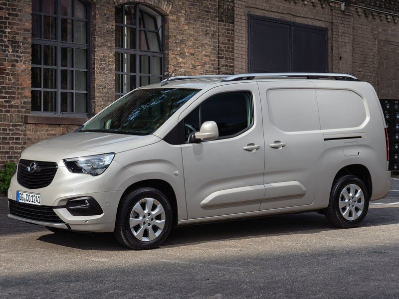 Opel Combo E، فان XL — منظر أمامي أيسر
