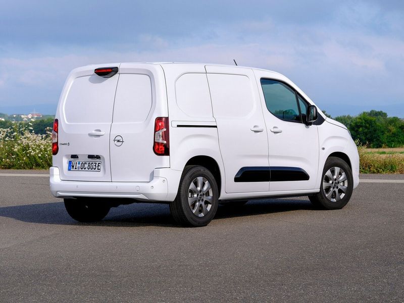 Opel Combo E تجميل الوجه، فان — منظر خلفي بزاوية ثلاثة أرباع