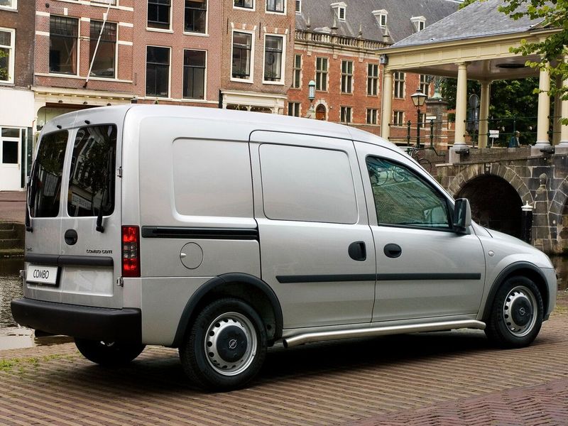 Opel Combo C تجميل الوجه، فان — منظر خلفي أيمن