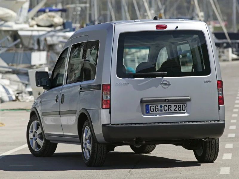 Opel Combo C تجميل الوجه، فان مدمج — منظر خلفي أيسر