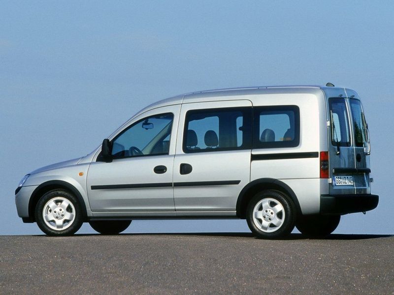 Opel Combo C، فان مدمج — منظر خلفي أيمن