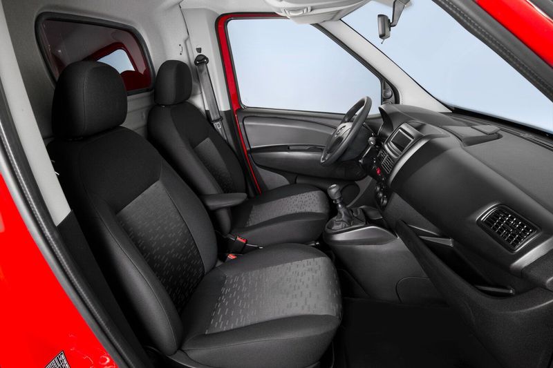 Opel Combo D، فان LWB — منظر عام للمقصورة