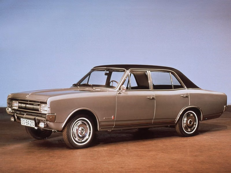 Opel Commodore A، سيدان — منظر أمامي أيسر