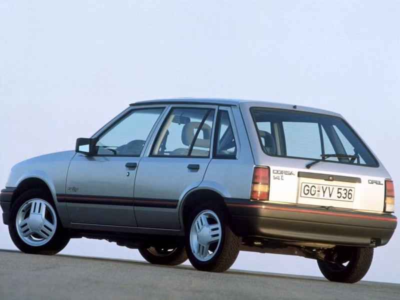 Opel Corsa A, Хэтчбек 5 дв. — вид сзади справа