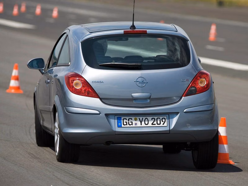 Opel Corsa D, Хэтчбек 3 дв. — вид сзади слева
