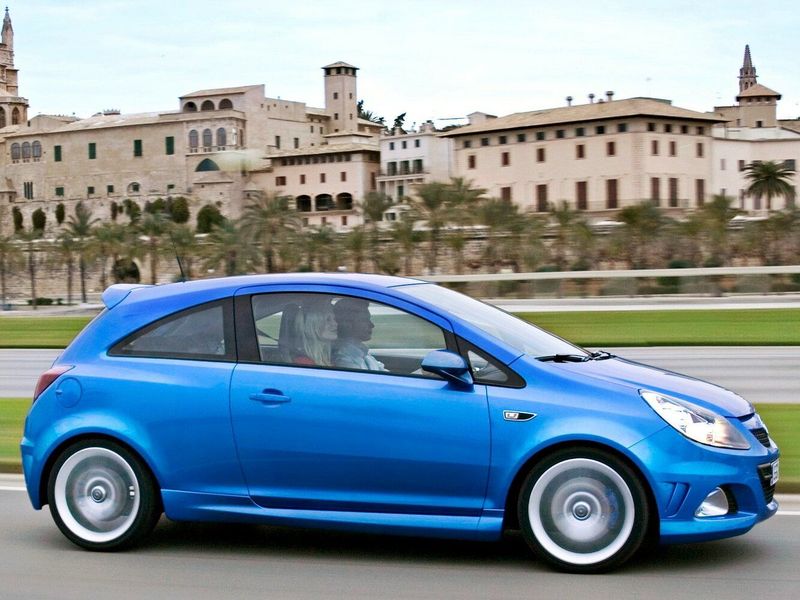 Opel Corsa OPC D، هاتشباك 3 أبواب — منظر أمامي أيمن