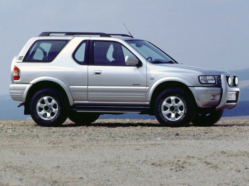 Opel Frontera B تجميل الوجه، دفع رباعي 3 أبواب — منظر من الجانب الأيمن