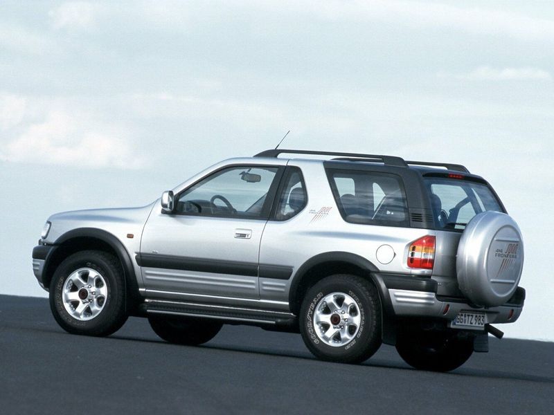 Opel Frontera B تجميل الوجه، دفع رباعي 3 أبواب — منظر خلفي أيسر