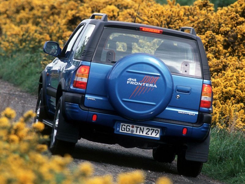 Opel Frontera B, Внедорожник 3 дв. — вид сзади слева
