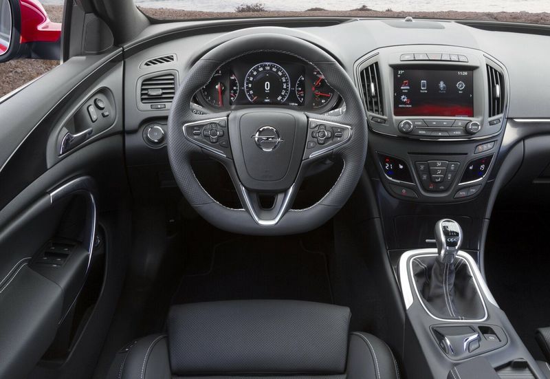 Opel Insignia OPC I تجميل الوجه، واجون 5 أبواب — لوحة القيادة