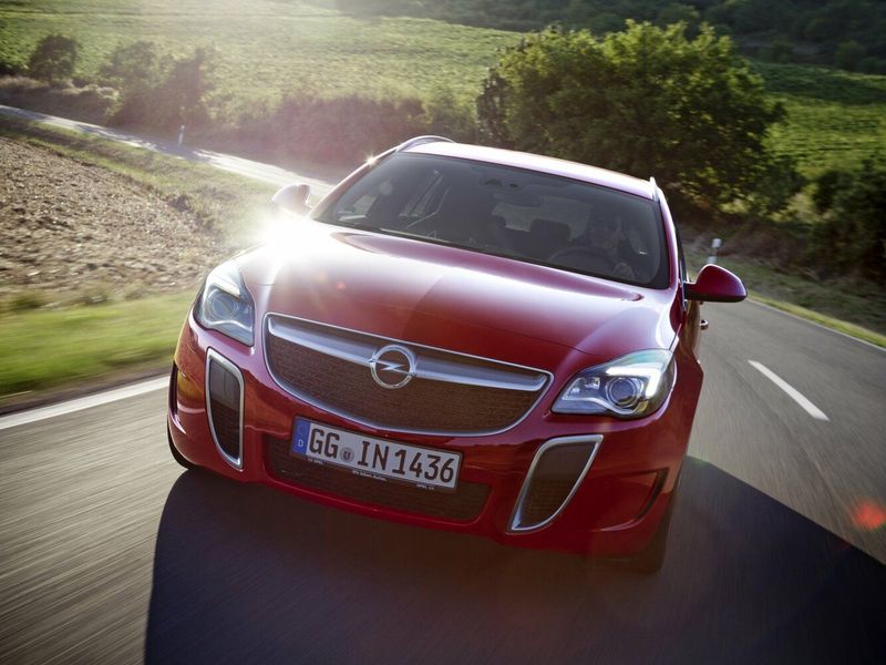 Opel Insignia OPC I تجميل الوجه، واجون 5 أبواب — منظر أمامي بزاوية ثلاثة أرباع