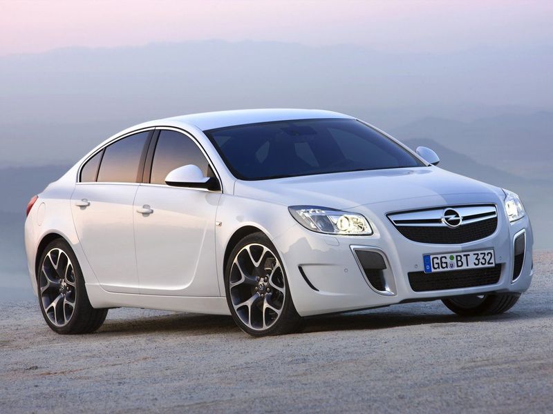 Opel Insignia OPC I، سيدان — منظر أمامي أيمن