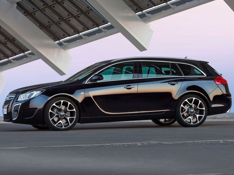 Opel Insignia OPC I، واجون 5 أبواب — منظر من الجانب الأيسر
