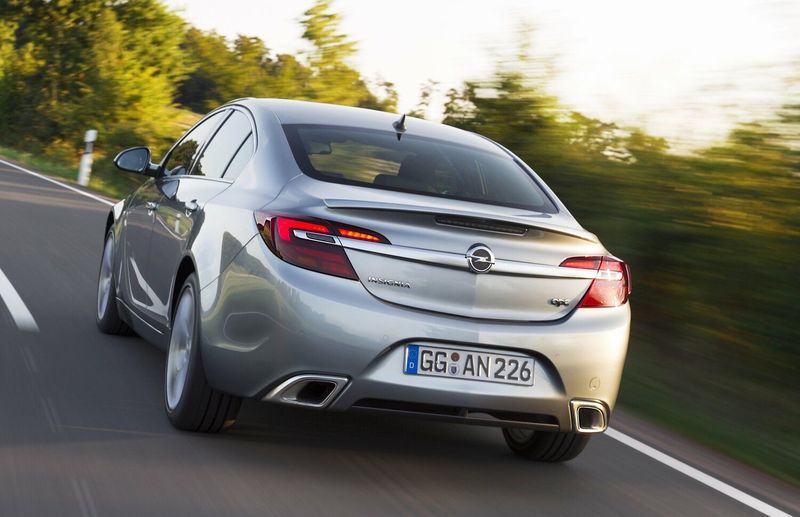 Opel Insignia OPC I تجميل الوجه، سيدان — منظر خلفي أيسر