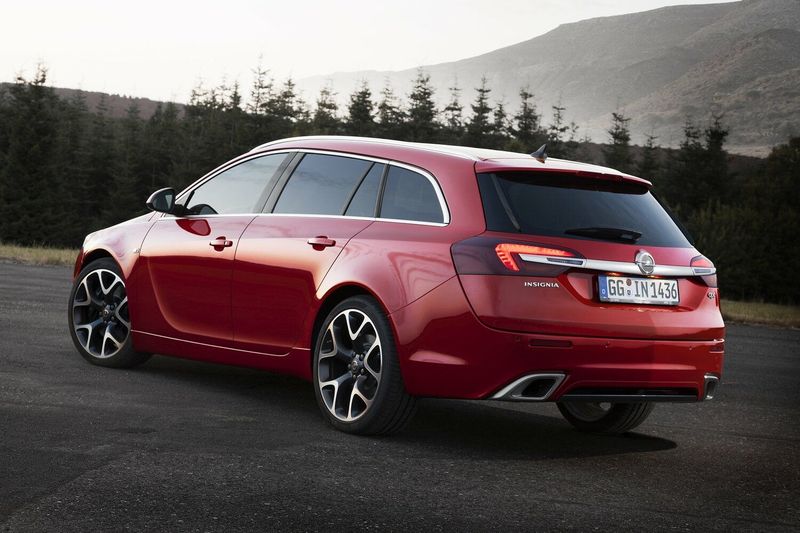 Opel Insignia OPC I تجميل الوجه، واجون 5 أبواب — منظر خلفي أيمن