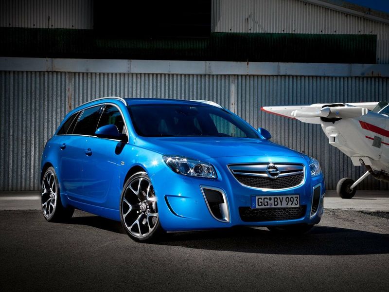 Opel Insignia OPC I، واجون 5 أبواب — منظر أمامي أيمن