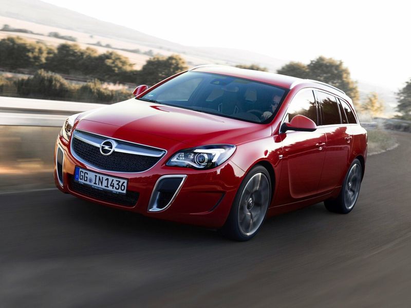 Opel Insignia OPC I تجميل الوجه، واجون 5 أبواب — منظر أمامي أيمن