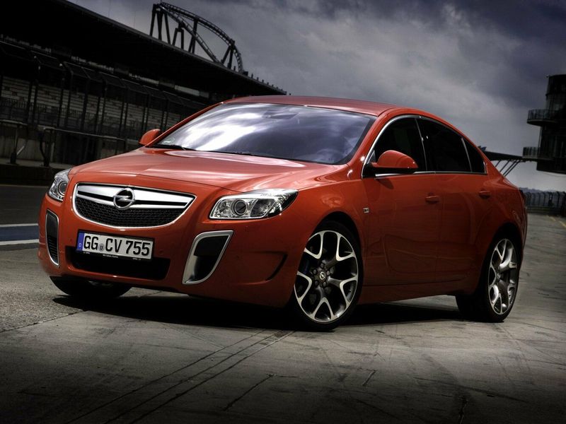 Opel Insignia OPC I، ليفتباك — منظر أمامي أيسر