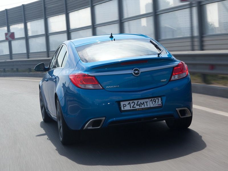 Opel Insignia OPC I، ليفتباك — منظر خلفي أيسر