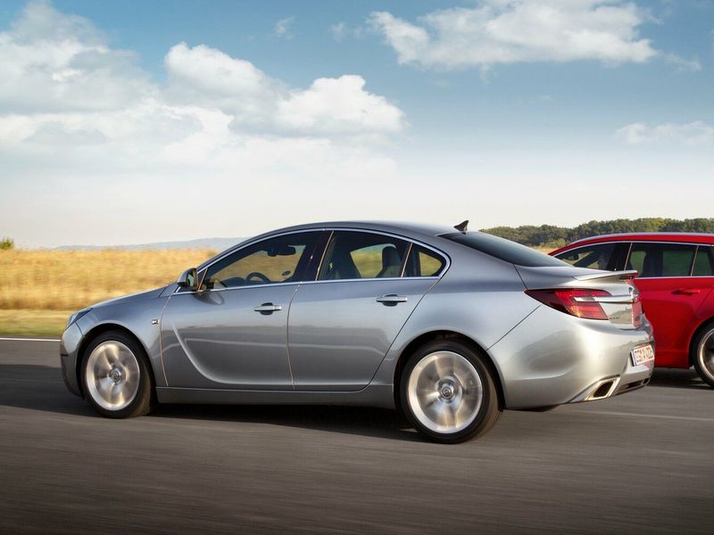 Opel Insignia OPC I تجميل الوجه، سيدان — منظر خلفي أيمن