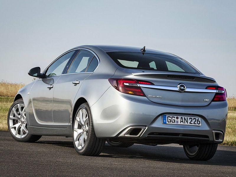 Opel Insignia OPC I تجميل الوجه، سيدان — منظر خلفي أيمن