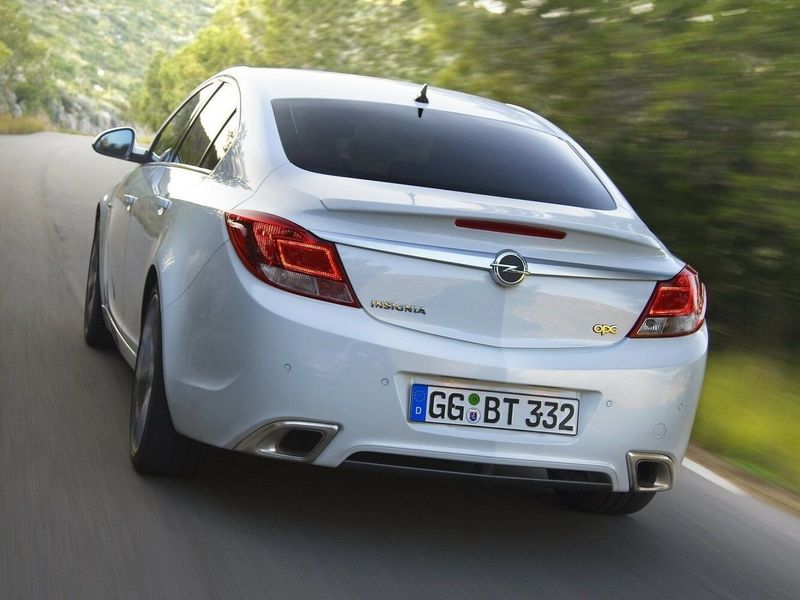Opel Insignia OPC I، سيدان — منظر خلفي أيسر