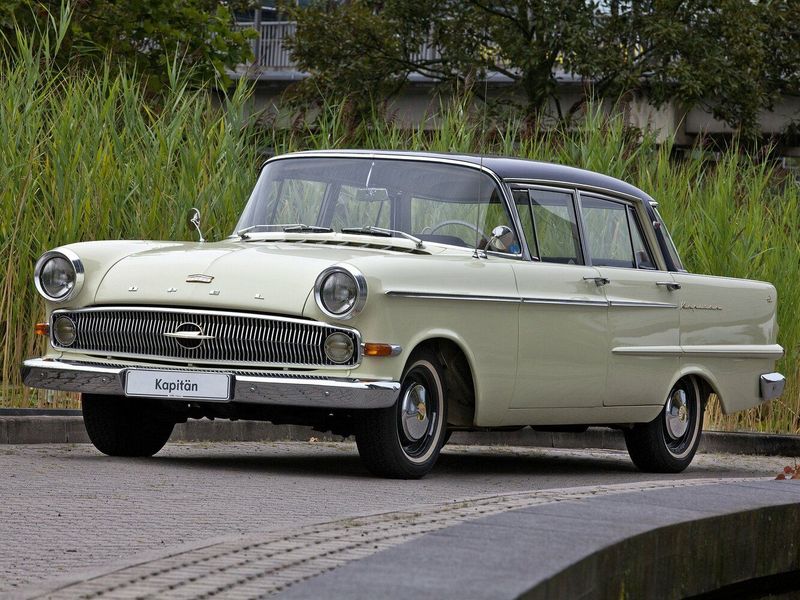 Opel Kapitan P2، سيدان — منظر أمامي أيمن