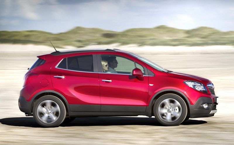 Opel Mokka I, Внедорожник 5 дв. — вид спереди слева