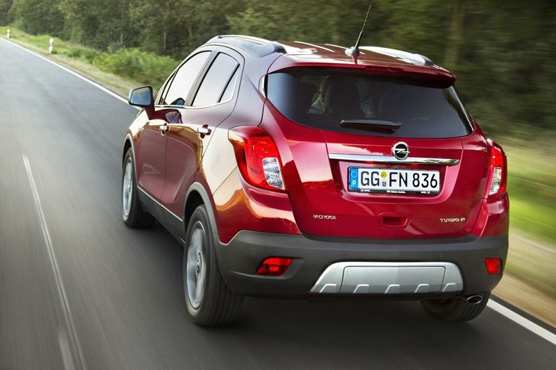 Opel Mokka I, Внедорожник 5 дв. — вид сзади слева