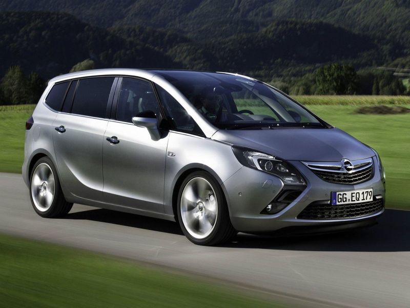 Opel Zafira C، فان مدمج — منظر أمامي أيمن