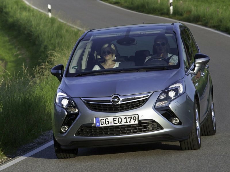 Opel Zafira C، فان مدمج — منظر أمامي بزاوية ثلاثة أرباع